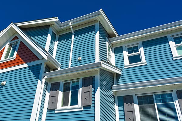 townhomes with blue sidingin back